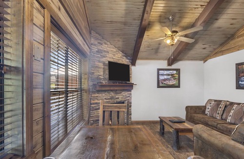 Indian Point Villa | Waterfront Cabin on Table Rock Lake - Indian Point (C09)