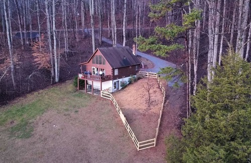 Pittsville Cabin | Waterfront Cabin on Leesville Lake!