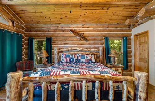 Mayes County House | Waterfront Cabin with Barbecue in Langley, Oklahoma