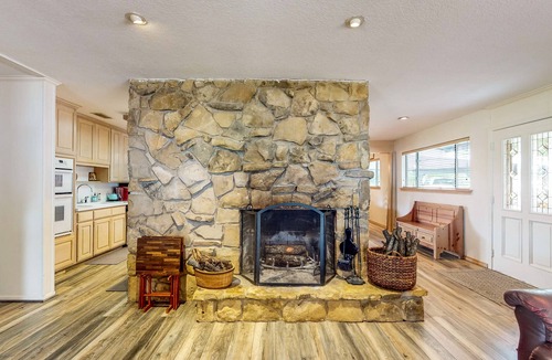 Frisco Cabin | Waterfront Cabin with Kayaks, Firepit, & Grill
