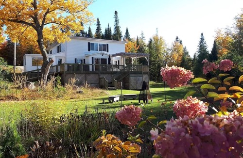 Shannon Ski Chalet | Waterfront Cabin with Spa | Le Grand Héron