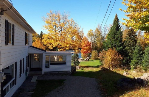 Shannon Ski Chalet | Waterfront Cabin with Spa | Le Grand Héron
