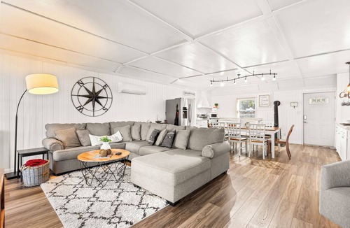 Littleton House | Waterfront Cabin with Firepit, Best Sunset views. 5 mins from DT Littleton