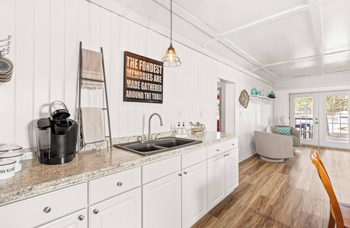 Littleton House | Waterfront Cabin with Firepit, Best Sunset views. 5 mins from DT Littleton
