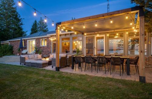 North Port House | Waterfront Casa in wine County with SAUNA and HOT TUB