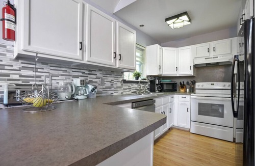 East Stroudsburg House | Waterfront Chalet W hot-tub & Pool