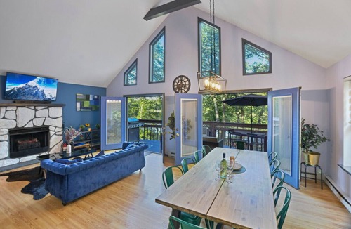 East Stroudsburg House | Waterfront Chalet W hot-tub & Pool