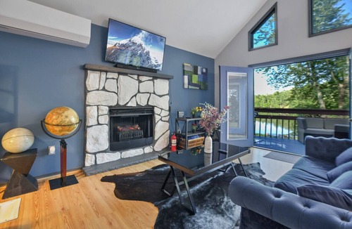 East Stroudsburg House | Waterfront Chalet W hot-tub & Pool