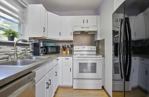 East Stroudsburg House | Waterfront Chalet W hot-tub & Pool