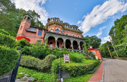 East Stroudsburg House | Waterfront Chalet W hot-tub & Pool