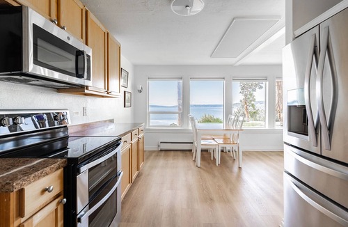 Camano Island Ski Chalet | Waterfront Chalet Wildlife Watching, and a Hot Tub