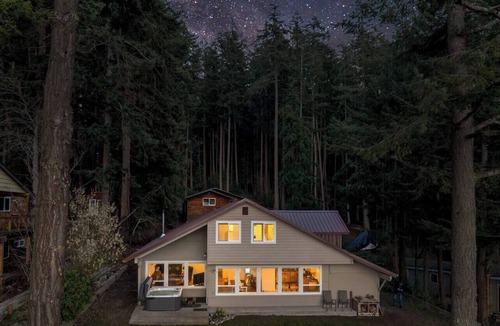Camano Island Ski Chalet | Waterfront Chalet Wildlife Watching, and a Hot Tub