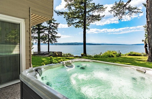 Camano Island Ski Chalet | Waterfront Chalet Wildlife Watching, and a Hot Tub