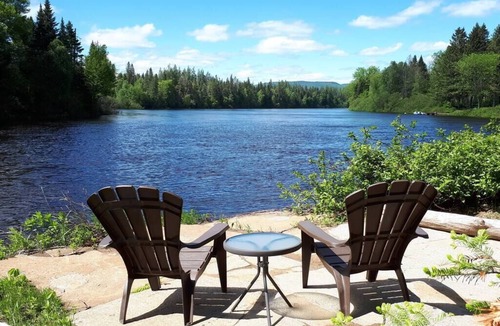Shannon House | Waterfront Chalet with Spa | Le Pic-Bois