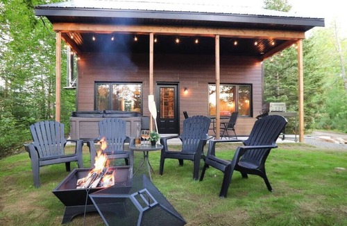 Shannon House | Waterfront Chalet with Spa | Le Geai Bleu