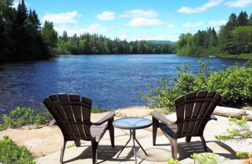 Shannon House | Waterfront Chalet with Spa | Le Geai Bleu