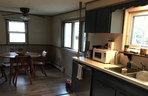 Mount Marion House | Waterfront Charming Cottage