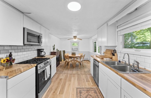 Mount Marion House | Waterfront Charming Cottage