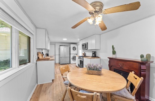 Mount Marion House | Waterfront Charming Cottage