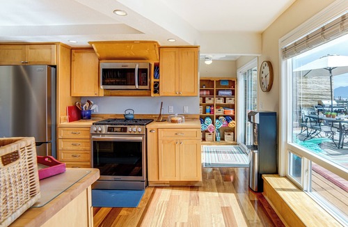 Upper Lake House | Waterfront Clear Lake Home w/Game Room & Deck!