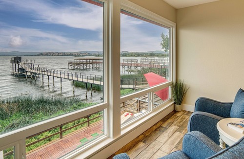 Upper Lake House | Waterfront Clear Lake Home w/Game Room & Deck!