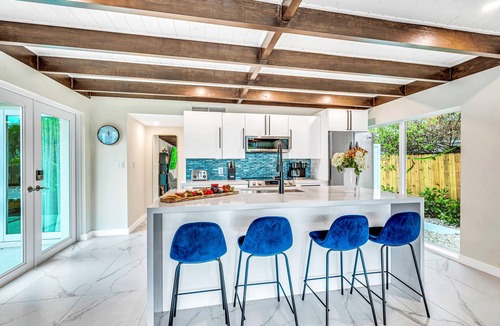 Coral Ridge Villa | Waterfront Compound/2 Heated Pools/SaltAire & Lime Keys