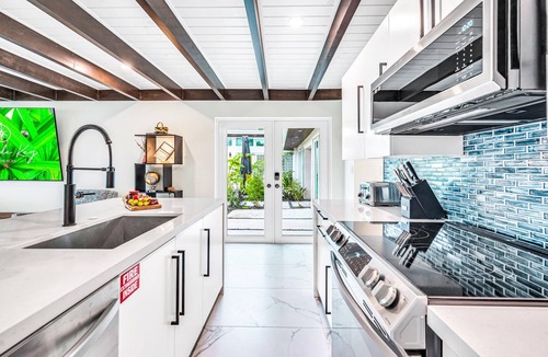 Coral Ridge Villa | Waterfront Compound/2 Heated Pools/SaltAire & Lime Keys