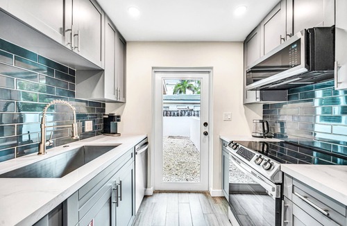 Coral Ridge Villa | Waterfront Compound/2 Heated Pools/SaltAire & Lime Keys