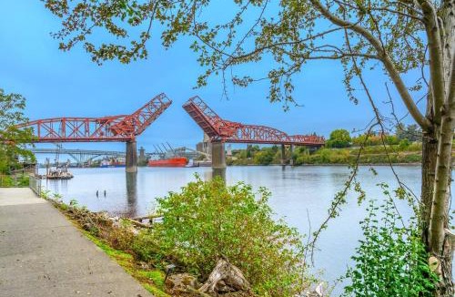 Old Town Chinatown Apartment | Waterfront Condo, 25ft from riverwalk, Pool & HotTub