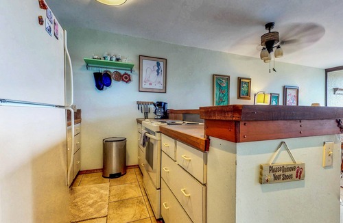 Hilo Condo | Waterfront condo w/shared pool & private lanai- steps to shops & restaurants