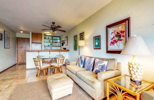 Hilo Condo | Waterfront condo w/shared pool & private lanai- steps to shops & restaurants