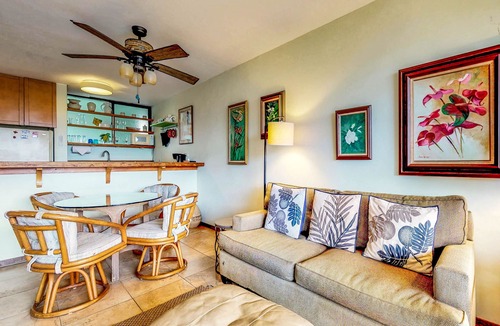 Hilo Condo | Waterfront condo w/shared pool & private lanai- steps to shops & restaurants