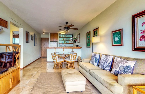 Hilo Condo | Waterfront condo w/shared pool & private lanai- steps to shops & restaurants