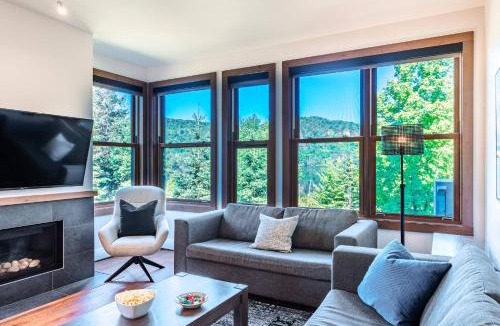 Lac Superieur Village House | Waterfront condo with magnificent view