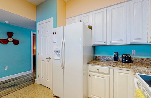 Ono Island Condo | Waterfront condo with beach access, pools, balcony, central AC, & W&D