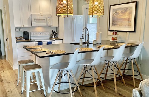 Harbor Oaks House | Waterfront condo with pool, slip and pickelbaal