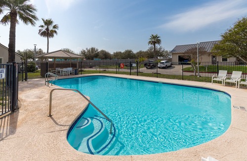 Harbor Oaks House | Waterfront condo with pool, slip and pickelbaal