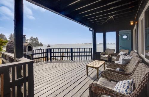 Barview House | Waterfront Coos Bay Retreat with Kayaks!