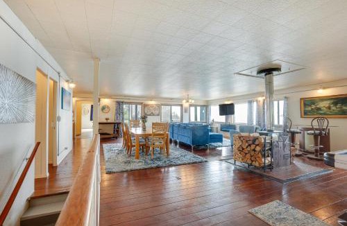 Barview House | Waterfront Coos Bay Retreat with Kayaks!