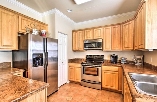 Corpus Christi House | Waterfront Corpus Christi Townhome w/Pool & Dock!