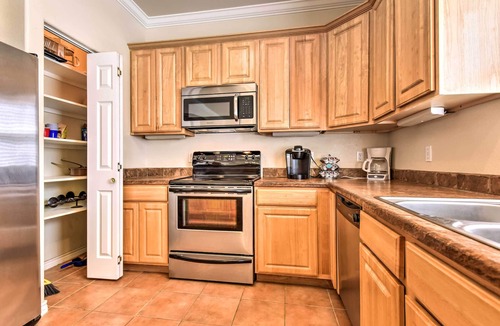 Corpus Christi House | Waterfront Corpus Christi Townhome w/Pool & Dock!