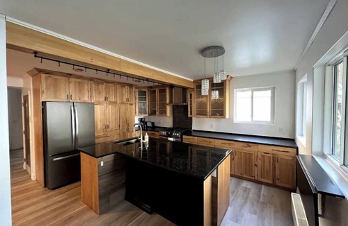 Batawa Cottage | Waterfront Cottage facing Lake Ontario with 3 bedrooms, two bathrooms