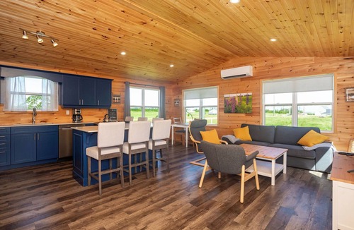 Lakeside Cottage | Waterfront cottage with private dock and Kayaks. 5 minutes to Lakeside Beach.