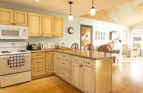 Bayview House | Waterfront Cottage in Stanley Bridge—Bay Views, Sleeps 8, Near Cavendish