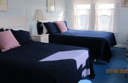 Silver Beach House | Waterfront Cottage surrounded by beach