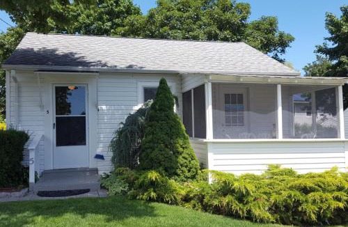 Aquebogue House | Waterfront Cottage 5