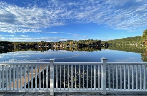 Sunapee House | Waterfront Cottage and Ski Getaway!