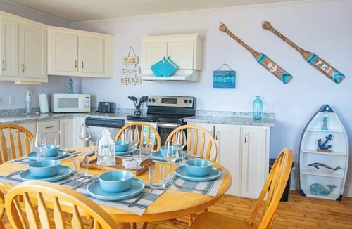 Stratford House | Waterfront Cottage beach access