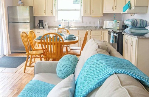 Stratford House | Waterfront Cottage beach access
