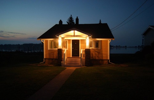 North Greece Cottage | Waterfront Cottage Bungalow: 1500 Sq. ft. unit w/Central Air conditioning